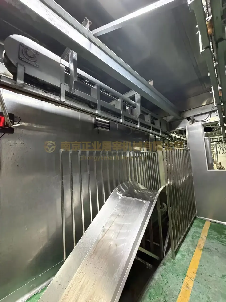 Pig vertical-conveyor housing and overhead rail interface in Guilin